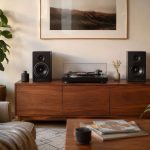 Tocadiscos entre dos altavoces activos en una sala de escucha doméstica