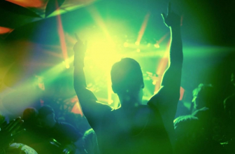 7 razones para empezar a utilizar energía solar en una discoteca o pub