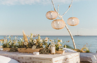 Cómo decorar una fiesta ibicenca con flores este verano