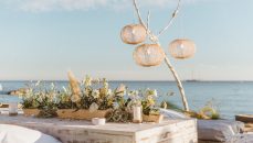 Cómo decorar una fiesta ibicenca con flores este verano