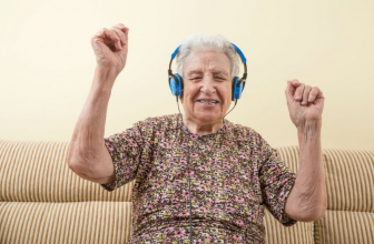 ¿Es beneficiosa la musicoterapia en residencias de ancianos? Los profesionales nos lo aclaran